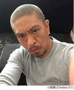 松本人志が髮染めイメチェン、「白髪腹立つ」と自撮り写真を公開。