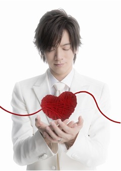 ハート抱えた白いタキシード姿のDAIGO、新曲「K S K」配信スタート。