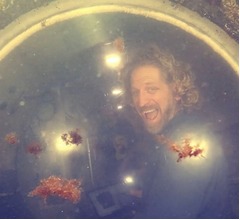 大学教授が&ldquo;水中生活&rdquo;最長記録、授業は海中からリモートで