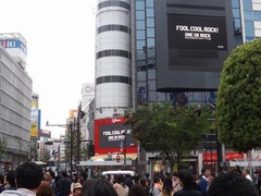 ワンオクが渋谷街頭ジャック、密着映画の冒頭映像をサプライズ上映。