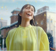 佐藤栞里「ひまわりの花びらが舞い散る中での撮影」スタッフみんな笑顔になった新CM