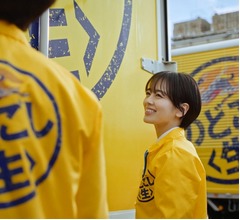 伊原六花が&ldquo;キリンビールの営業担当&rdquo;に、新CMで桐谷健太と初共演