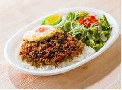 ほっともっとに今年もガパオ、別添の辛味ナンプラーでより刺激的に。