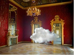 【写真】室内にふわっと浮かぶ&ldquo;雲&rdquo;、ちょっぴり不思議な作品の数々。