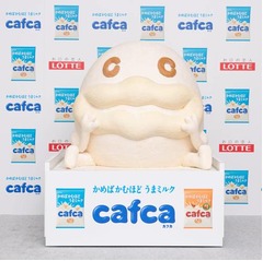 「巨大カフカくん」ギネス認定、大きなキャンディの塊を削って制作。