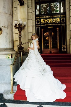 ローラが&ldquo;やんちゃな花嫁&rdquo;に、ニューヨークで撮影の純白ドレス姿。