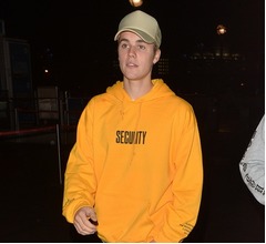 ジャスティン・ビーバー、ブーイングで舞台去る