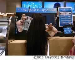 &ldquo;貞子店長&rdquo;レジで商品手渡し、悲鳴の中で一部「かわいい」の声も。