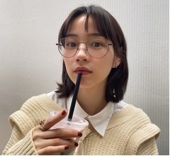 &ldquo;メガネのん&rdquo;に「高校生みたいでカワイイ〜」「知的美女」と反響