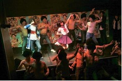 アフロ裸男&ldquo;ロック&rdquo;69人踊る、「日々ロック」ヒット祈願イベント。