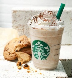 クッキーまるごとの大胆フラペ、ザクザク食感の日本限定メニュー。