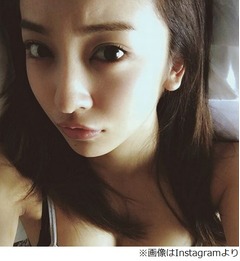 ともちんが&ldquo;胸の谷間&rdquo;露わに、「カワセク」「ありがとう」の声。