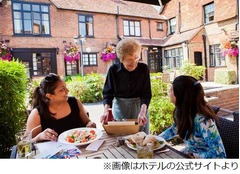 バーで働く100歳のばあちゃん、「死ぬまで辞めない」とまだまだ元気。