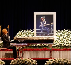 YOSHIKIが涙こらえ追悼、HEATHさんに「ENDLESS RAIN」捧げる