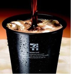 セブンカフェにカフェラテ登場、濃厚ミルクをビーズ状アイスに特殊加工。