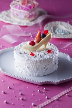 TDLと連動のプリンセスケーキ、ガラスの靴がモチーフの気品溢れる一品。