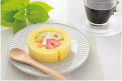 果物たっぷりプレミアムロール、苺・キウイ・バナナ・黄桃をトッピング。