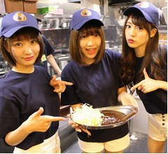 夢アド、ゴーゴーカレー店頭でカレー配膳