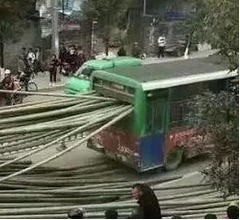 大量の竹がバスのリアガラス突き破る