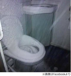 極寒&ldquo;雪女の便座&rdquo;に世界驚愕、列車内のトイレが大変なことに。