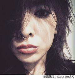 秋元才加が&ldquo;鼻ピアス&rdquo;姿公開、「鼻はやめようよ」ファンも困惑。