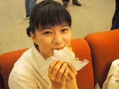 芳根京子の食べっぷりに絶賛、ブログで「食べているシリーズ」公開。