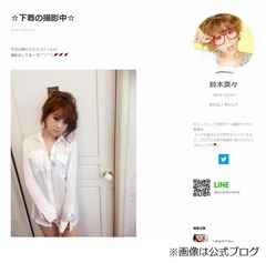 鈴木奈々が「下着に彼シャツ」、色っぽい表情の写真にファン歓喜。