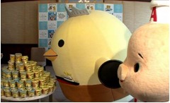 バリィさんが&ldquo;こぶた&rdquo;と共演、エースコックのコラボラーメン試食会。