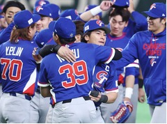 抱き合って喜ぶ陳傑憲　野球