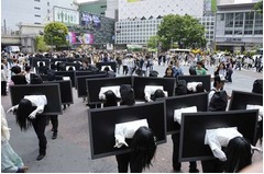 50人以上の貞子が渋谷に出現、モニターから飛び出した姿で&ldquo;大増殖&rdquo;。