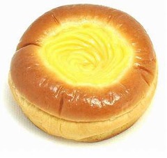 卵4倍のプチ贅沢クリームパン、しっとり生地感とコクのある風味。