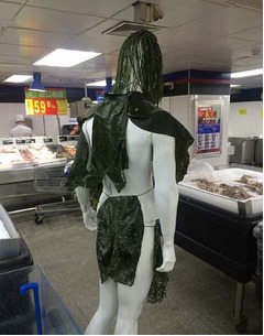 スーパーに現れた&ldquo;ワカメ男&rdquo;、服の代わりにワカメ&hellip;頭にもワカメ&hellip;。