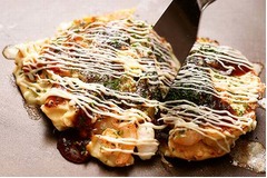 お好み焼きは&ldquo;ピザか格子か&rdquo;、切り方をめぐる派閥双方の言い分。