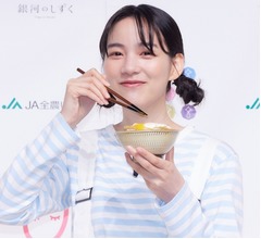 &ldquo;お腹ペコペコ&rdquo;のん、炊き立てご飯を口いっぱいに頬張り満面の笑み