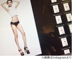 佐藤かよの驚くべきスタイル、スラリと伸びる脚＆引き締まったウエスト。