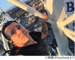 「ジャッカス」のメンバー逮捕、高さ30mのクレーン登り消防隊出動。