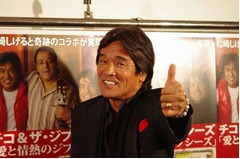 新橋に響く松崎しげるの歌声、SL広場で熱すぎる「ボラーレ」生披露。