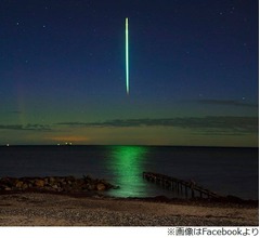 幻想的な&ldquo;垂直に落ちる&rdquo;流れ星