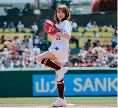 「ノーバン決めたい」宣言の秋元真夏、ショーパン＆ユニ姿で始球式