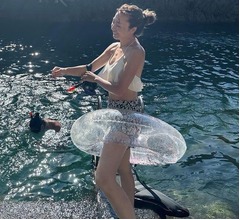 新山千春&ldquo;東京都の島&rdquo;へ母娘旅、浮き輪で大はしゃぎ