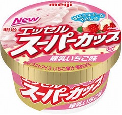 スーパーカップの練乳いちご味、甘酸っぱくつぶつぶとした食感が特長。