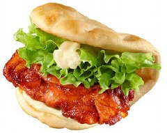 タンドリーチキンのナンサンド、ロッテリアが8月下旬までの期間限定で。