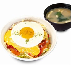 &ldquo;パンじゃないよ、ご飯だよ&rdquo;松屋「チーズバーガー丼」、ハンバーガーを大胆アレンジ