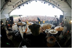 サマソニにMWAM登場で大熱狂、&ldquo;謎のオオカミバンド&rdquo;が観客の目を奪う。