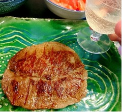 片岡愛之助「ぽかぽか」の&ldquo;お肉300gぴったり賞&rdquo;でゲット、妻・紀香の手料理披露