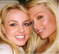 パリス・ヒルトン、自撮りは「17年前、ブリトニー・スピアーズと私が&ldquo;発明&rdquo;」と主張