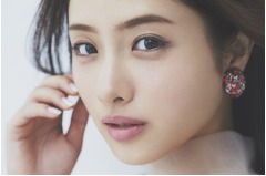 石原さとみの美しすぎるアップ、美肌にグッと迫るため息モノの一枚。