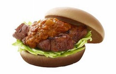 モスが辛味噌チキンバーガー、ちぎったキャベツ挟みザクッとした食感。