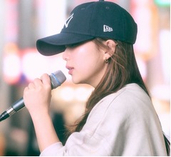 &ldquo;いま路上で最も人を集めるシンガー&rdquo;雨中の横浜赤レンガ倉庫ライブに観衆1000人