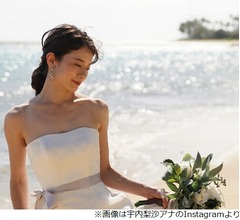 TBS宇内梨沙アナがウェディングドレス姿披露、「ハワイで一番大好きな場所」で前撮り